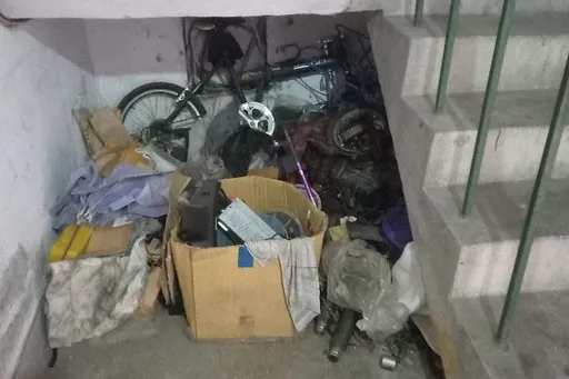 歹厝邊公共空間堆雜物!米奇滿地跑 他求助相關單位只有無奈