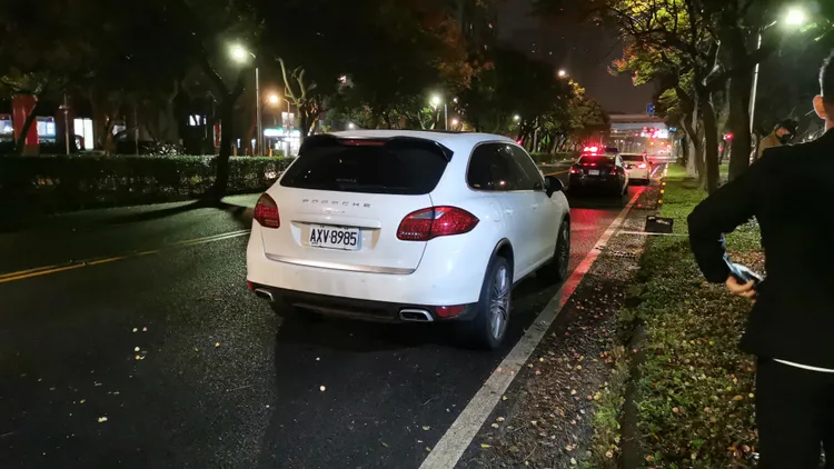 保時捷撞上行人後停下。陸運鋒攝