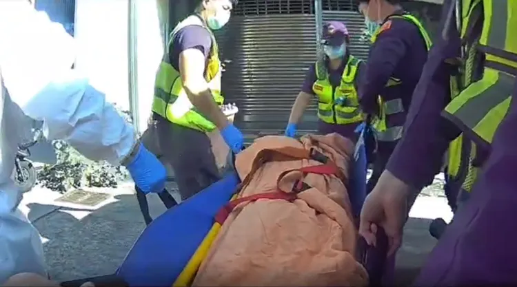 警消人員合力將歐男從人行地下道抬到一樓地面，送上救護車送醫。警方提供