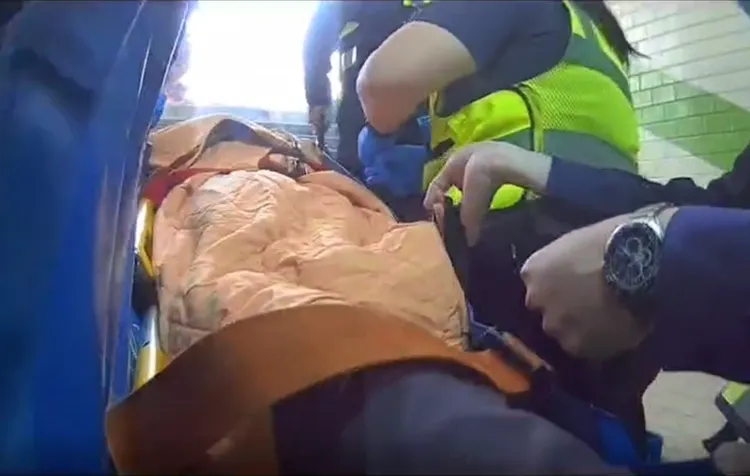 民權所警員對於病患痛苦感同身受，不斷安撫歐男情緒，並與消防人員合力將歐男抬到地面。警方提供