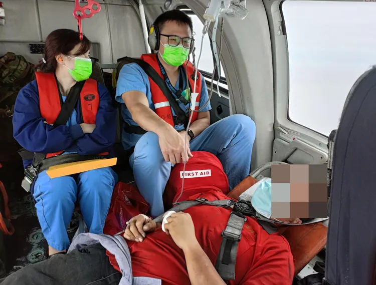 劉凱昀與林鴻宇兩位專科護理師，配合空勤直升機至烏坵接傷者回童醫院。童綜合醫院提供