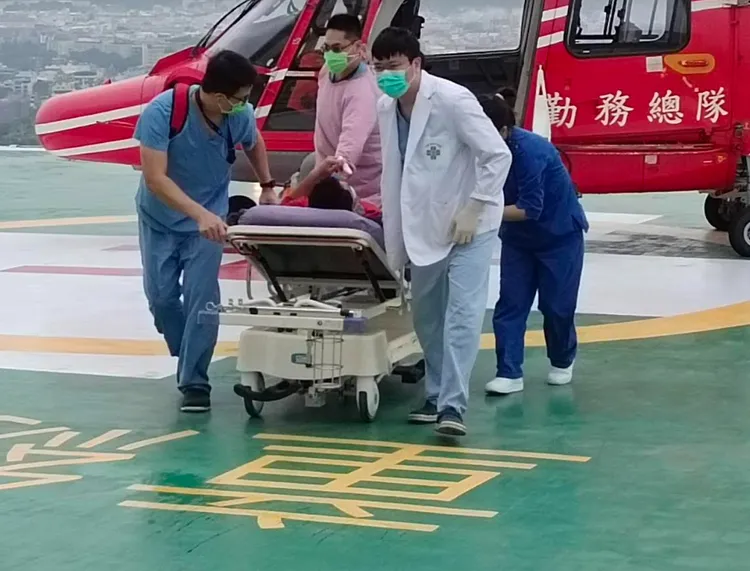 空勤海鷗直升機停到童醫院23樓停機坪，傷患由醫護人員直送急診。童綜合醫院提供