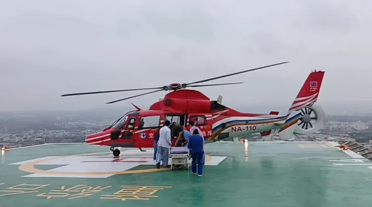 直升機停妥後，救護人員立即接運傷患。童綜合醫院提供