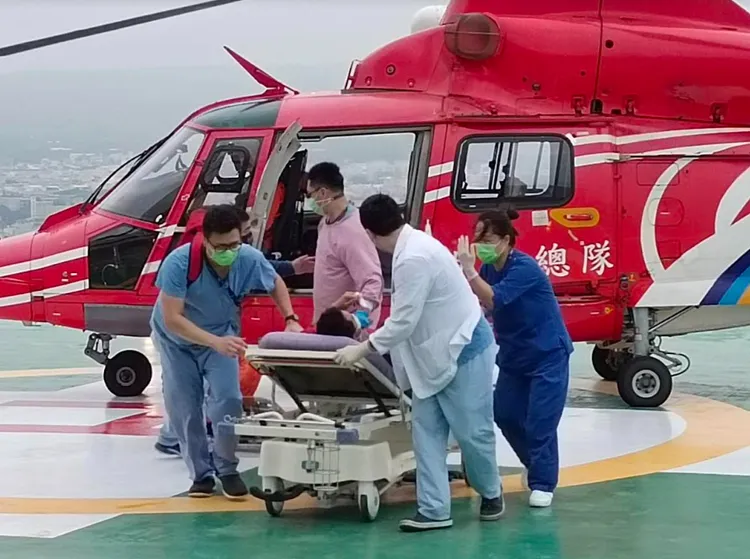 直升機停到童綜合醫院23樓停機坪，傷者由醫護人員直送急診。童綜合醫院提供