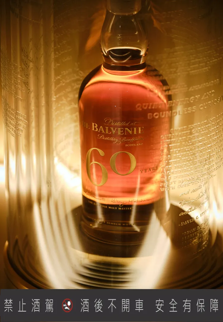 「百富60年 首席調酒師六十周年典藏版」以手工訂製水晶瓶身與五層晶透玻璃藏酒設計，乘載首席調酒師大衛史都華60年生涯的輝煌里程碑。業者提供