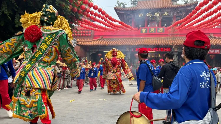 陣頭先鋒陣仗熱鬧，千里眼、順風耳為媽祖開道。魏嘉良攝