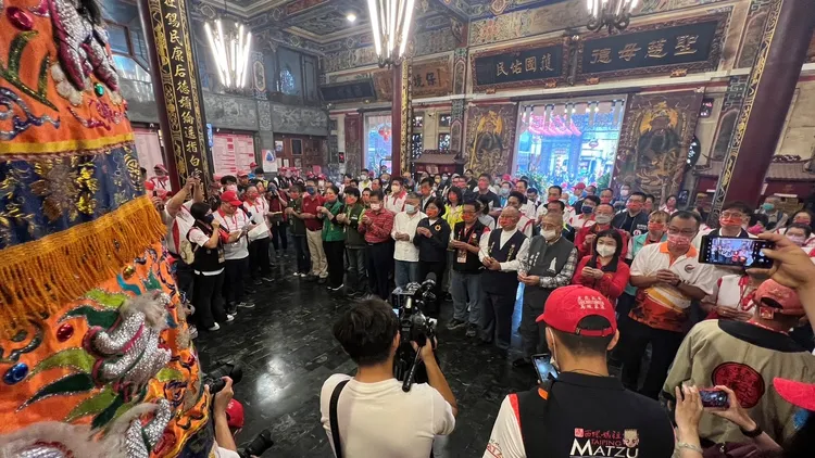 地方人士舉香齊拜媽祖，祈求媽祖出巡遶境平安順利。魏嘉良攝