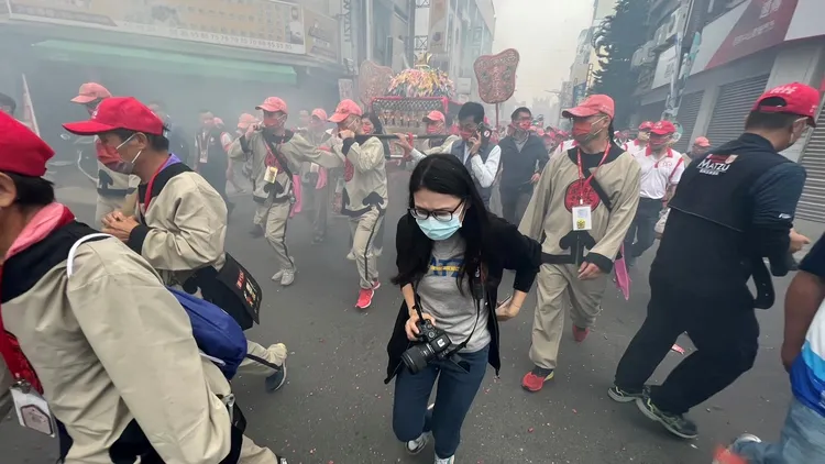 信眾熱情簇擁鑾轎起駕，陣頭開路，沿途環保鞭炮燃放，熱鬧重現古香路進香盛況。魏嘉良攝