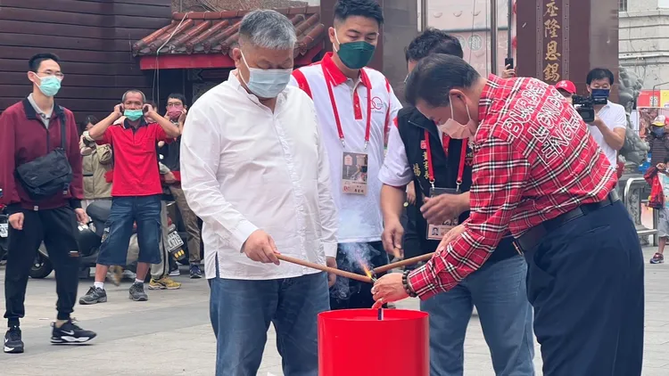 大甲鎮瀾宮董事長顏清標、副董事長鄭銘坤點燃起馬炮。魏嘉良攝