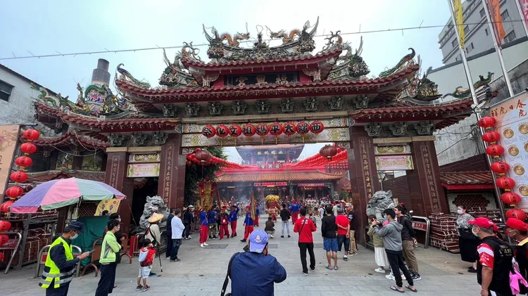 西螺福興宮修繕宮廟，整理發現62年前古香路文件，今參酌規劃遶境出巡笨港。魏嘉良攝