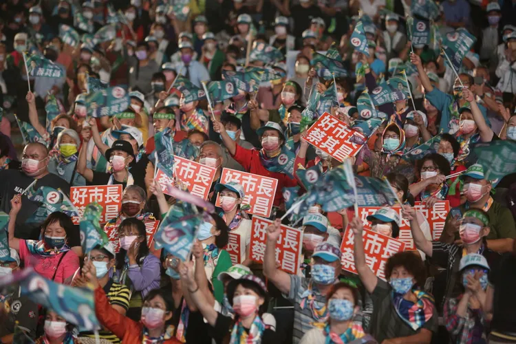 蔡其昌選前之夜晚間在圓滿劇場舉行，吸引1,.5萬人前往力挺。曾雪蒨攝