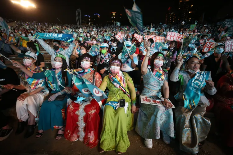 圓滿戶外劇場今天湧入超過萬人前往支持蔡其昌。曾雪蒨攝