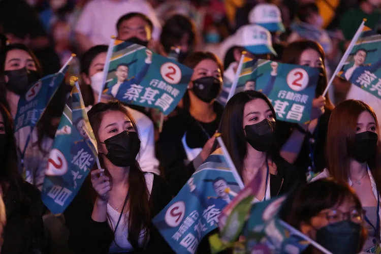 蔡其昌選前喊「去投票就會贏」口號發酵，晚間許多學生下課湧入圓滿劇場幫蔡其昌加油。曾雪蒨攝