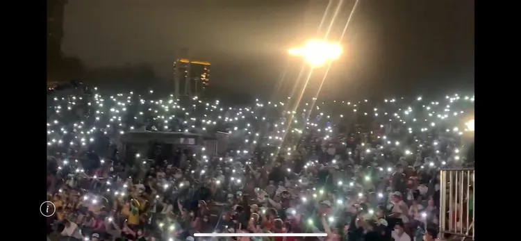 農村武裝青年演唱「自由的花」全場拿出手機打開手電筒，螢光在圓滿劇場揮舞。曾雪蒨攝