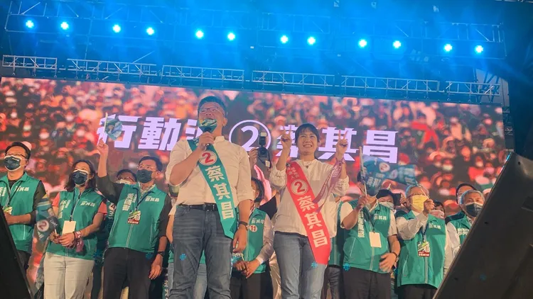 蔡其昌晚上帶著夫人黃廷玉共同出席選前之夜，掀起晚會最高潮。曾雪蒨攝