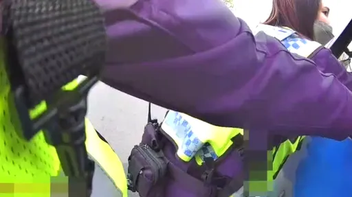 神救援吸睛!美女警幫推貨車加尖叫聲 助癱軟司機脫離路口