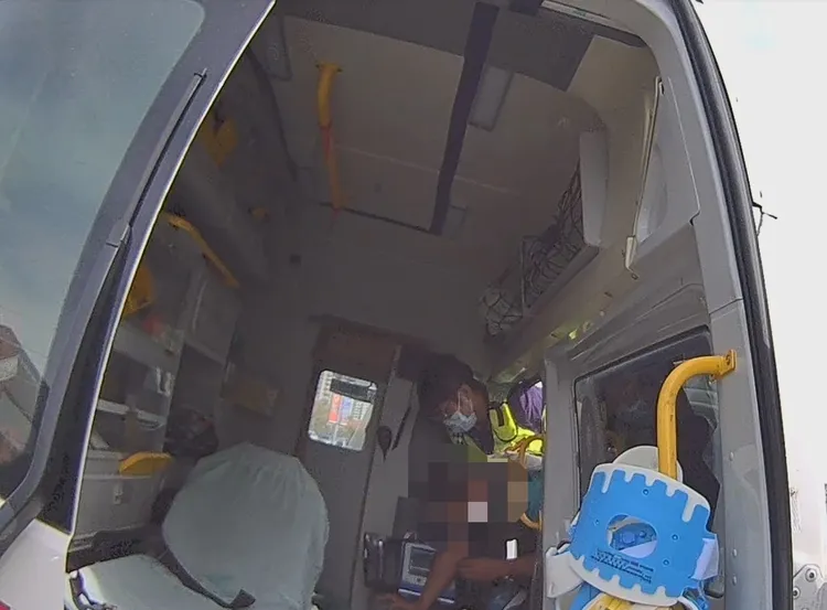 黎明所員警協助救護人員將黃姓司機送醫。讀者提供