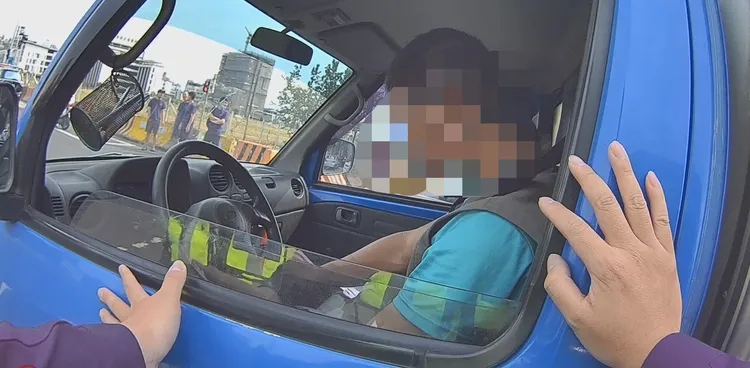 黎明所員警到場後見貨車司機精神不濟無回應。讀者提供