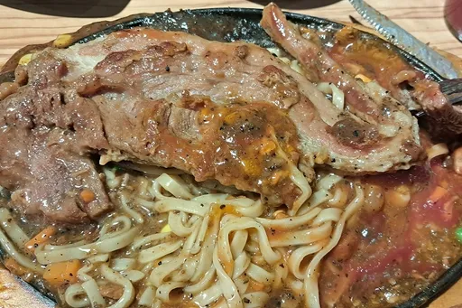 牛排一咬全是筋「根本嚼不斷」　網一看店家秒懂：品質比夜市牛排糟糕