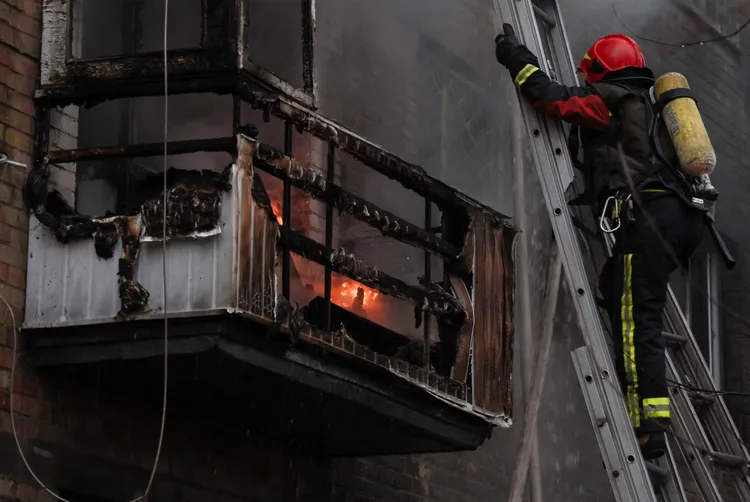 基輔市遭飛彈擊中的民宅處於悶燒狀態。路透社