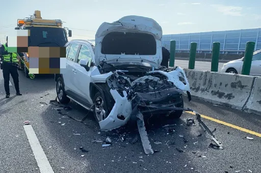 命大!國3彰化段休旅神車撞緩撞車 車頭撞爛駕駛竟無傷