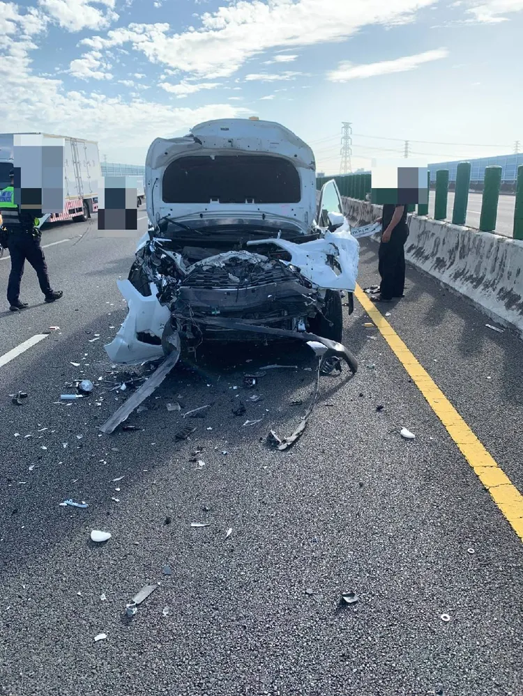 休旅車車頭受損嚴重。民眾提供