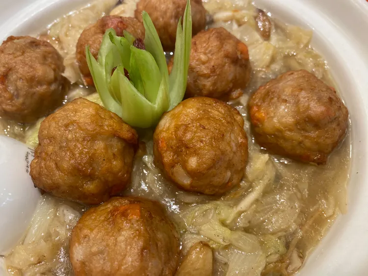 經典台菜桌宴料理白玉獅子頭。王雪玲攝