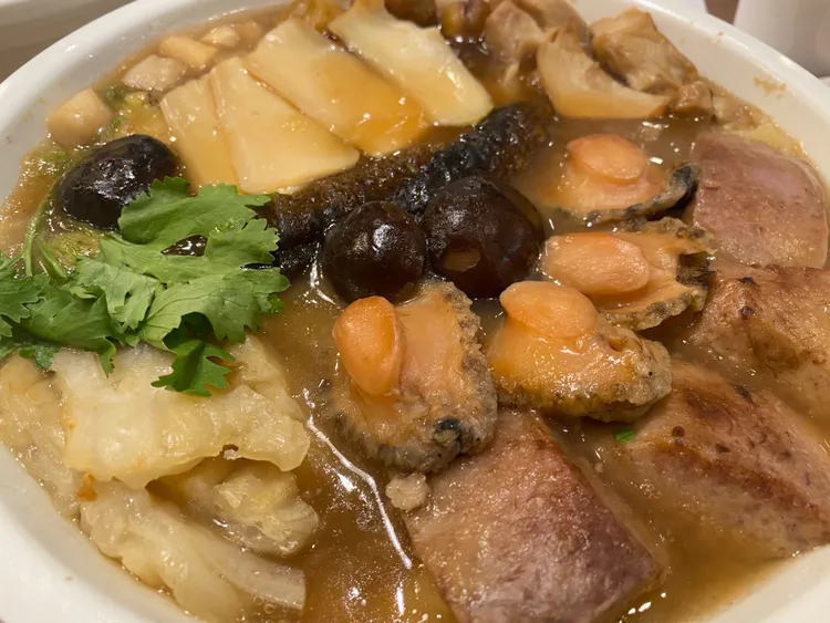 鮑參花膠聚寶盆菜有鮑魚、烏參、花膠珍貴食材。王雪玲攝