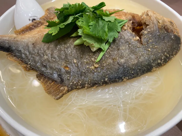 金碧鯧盛粉絲煲加點胡椒最對味。王雪玲攝