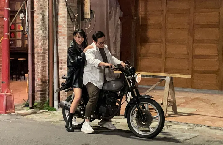 邱廉欽（右）拍MV載辣妹。好痛音樂提供