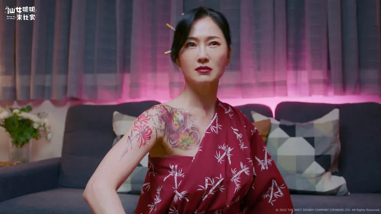 李之勤花了2個小時裝扮成《賭神》中半露性感美肩的骰后。衛視中文台提供