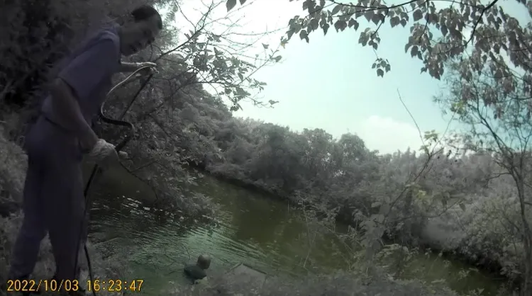 警員邱志勝抓了木板再拉繩子確保安全。警方提供