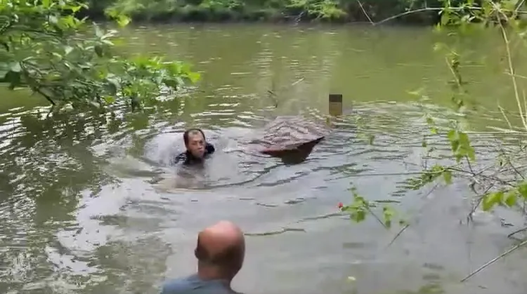 邱志勝就地取材拿了木板下水救人。警方提供