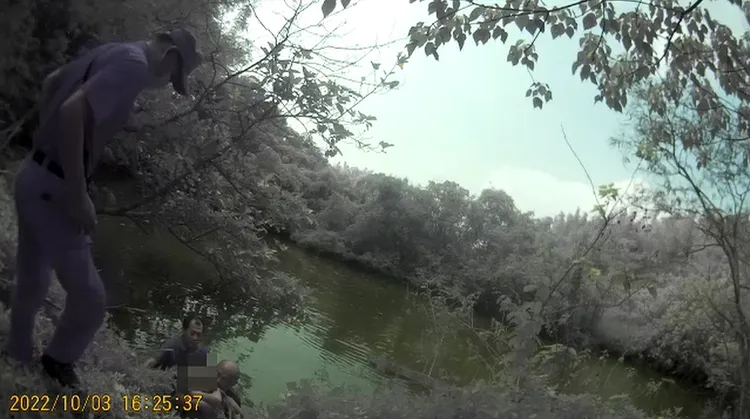 大家齊力將陳女救起。警方提供