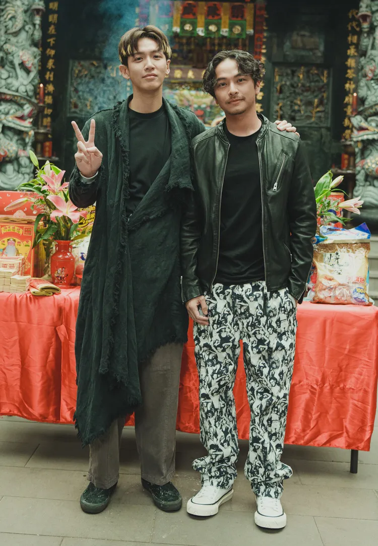 柯震東（左）與楊銘威在《乩身》成為搭檔。Netflix提供