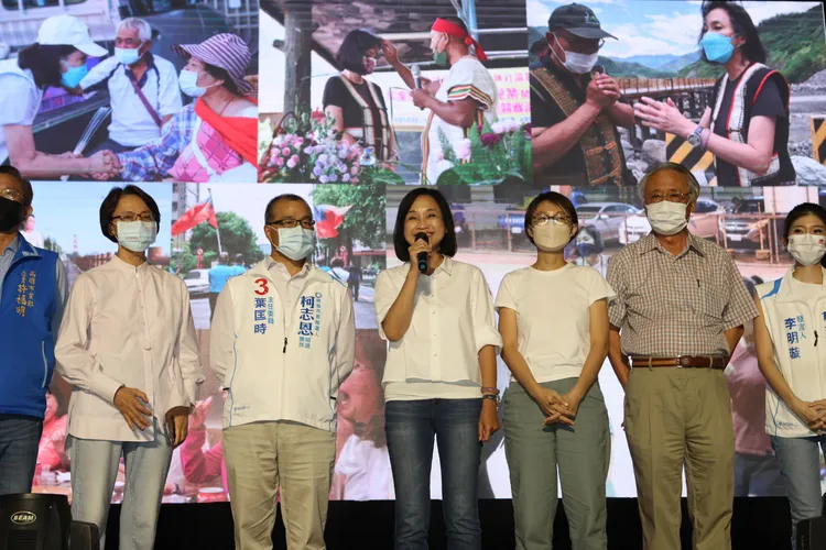 柯志恩今晚宣佈敗選，羅琦文攝