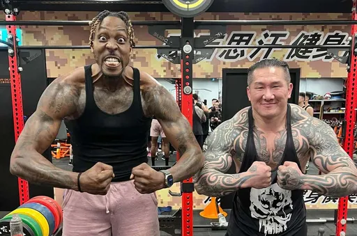 超兇辣妹合照算什麼！ 魔獸合體館長「最萌身高差」　網笑：第一次覺得阿館嬌小