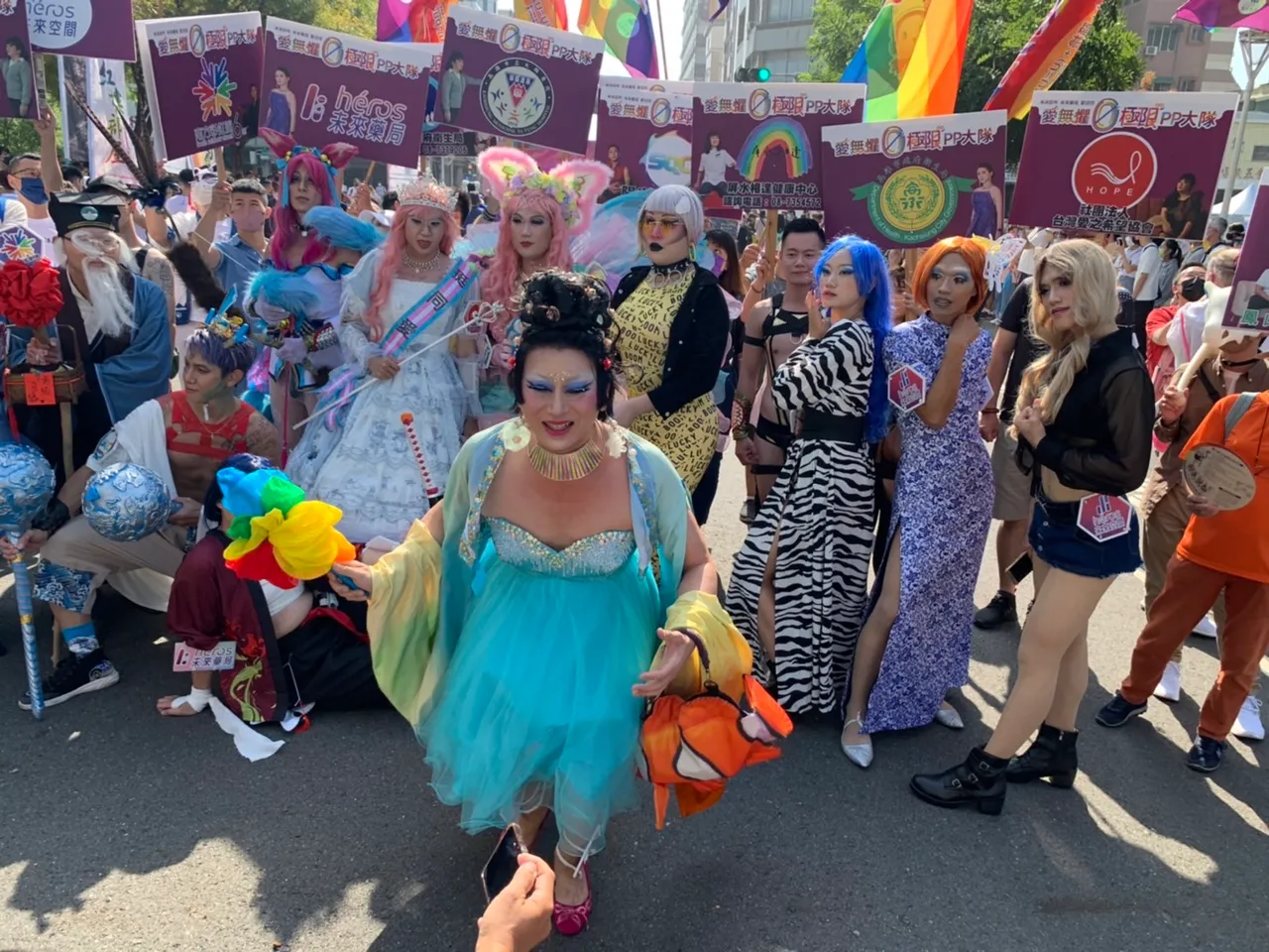 睽違2年的高雄同志遊行今下午在高雄鹽埕區舉行,有逾萬人參加。吳慧芬攝