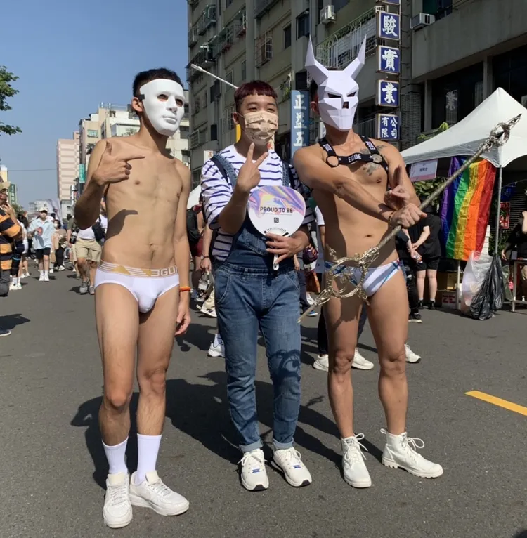 睽違2年的高雄同志遊行今下午在高雄鹽埕區舉行，有逾萬人參加。吳慧芬攝