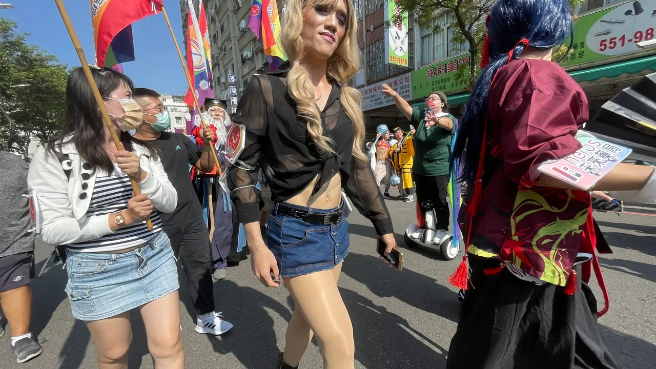 睽違2年的高雄同志遊行今下午在高雄鹽埕區舉行,有逾萬人參加。吳慧芬攝