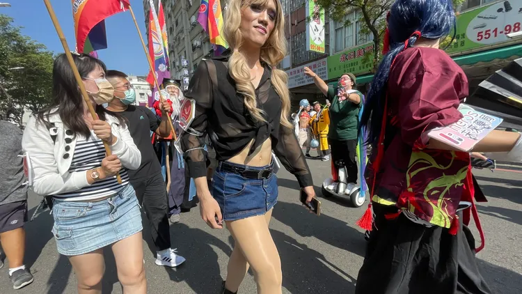 睽違2年的高雄同志遊行今下午在高雄鹽埕區舉行，有逾萬人參加。吳慧芬攝