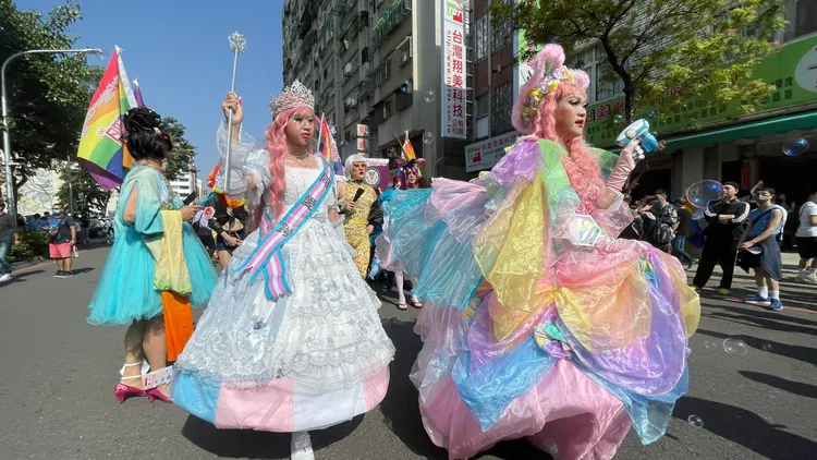 睽違2年的高雄同志遊行今下午在高雄鹽埕區舉行，有逾萬人參加。吳慧芬攝