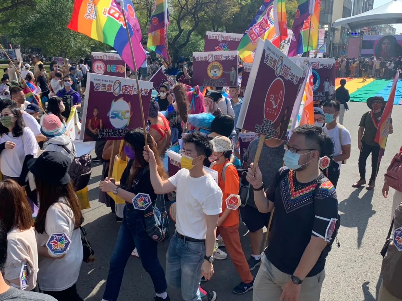 睽違2年的高雄同志遊行今下午在高雄鹽埕區舉行,有逾萬人參加。吳慧芬攝