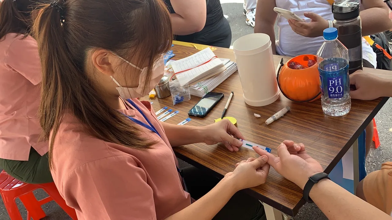 泌尿專科李嘉文醫師在遊行活動現場設愛滋匿名採血篩檢。吳慧芬攝