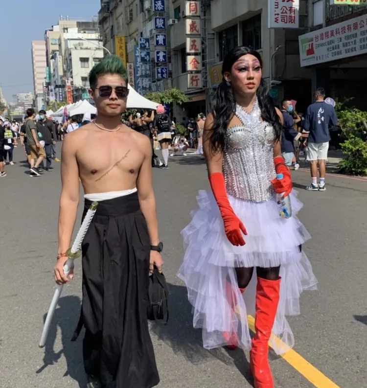 睽違2年的高雄同志遊行今下午在高雄鹽埕區舉行，有逾萬人參加。吳慧芬攝