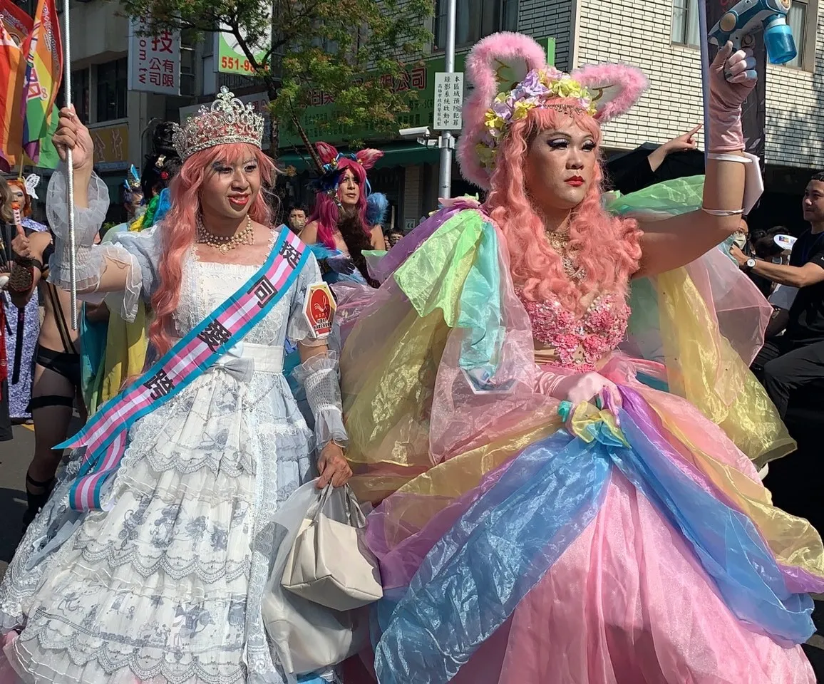 睽違2年的高雄同志遊行今下午在高雄鹽埕區舉行,有逾萬人參加。吳慧芬攝