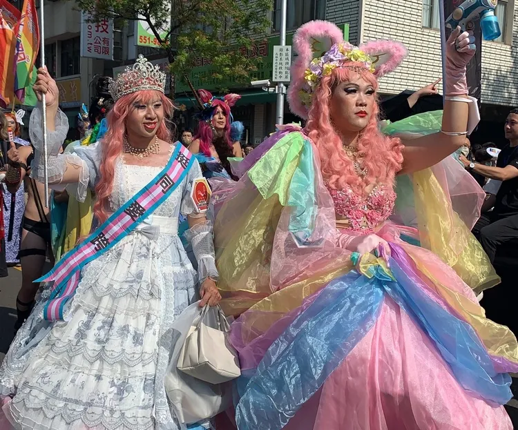 睽違2年的高雄同志遊行今下午在高雄鹽埕區舉行，有逾萬人參加。吳慧芬攝