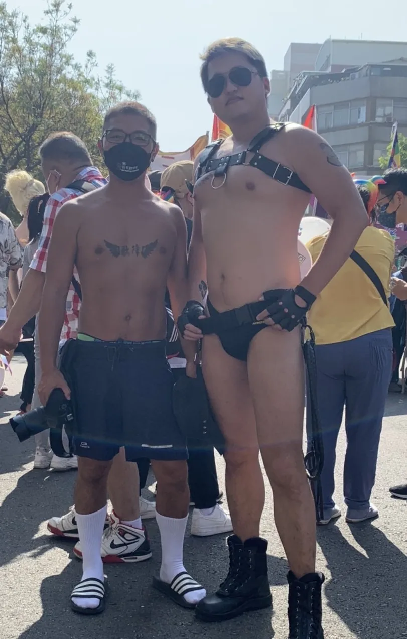 睽違2年的高雄同志遊行今下午在高雄鹽埕區舉行,有逾萬人參加。吳慧芬攝