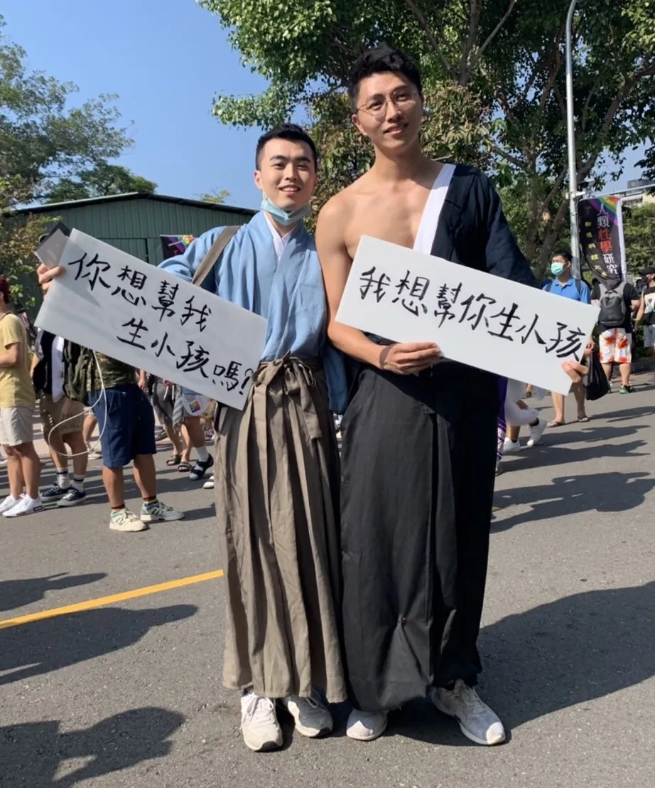 睽違2年的高雄同志遊行今下午在高雄鹽埕區舉行,有逾萬人參加。吳慧芬攝