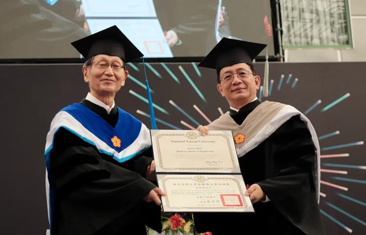 華碩電腦董事長施崇棠獲頒台大名譽博士。台大提供